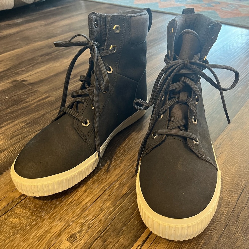 Timberland Women’s Size 9 Sneaker Boots- like NEW
